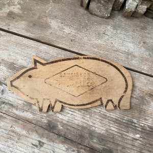 Small chopping board pig