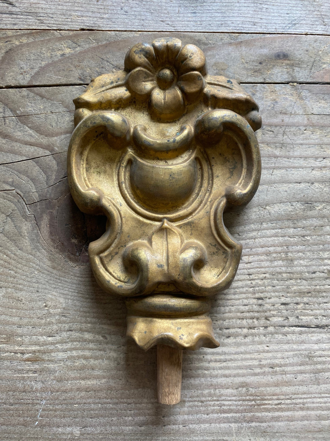 Gilt pressed metal decorative detail (I)