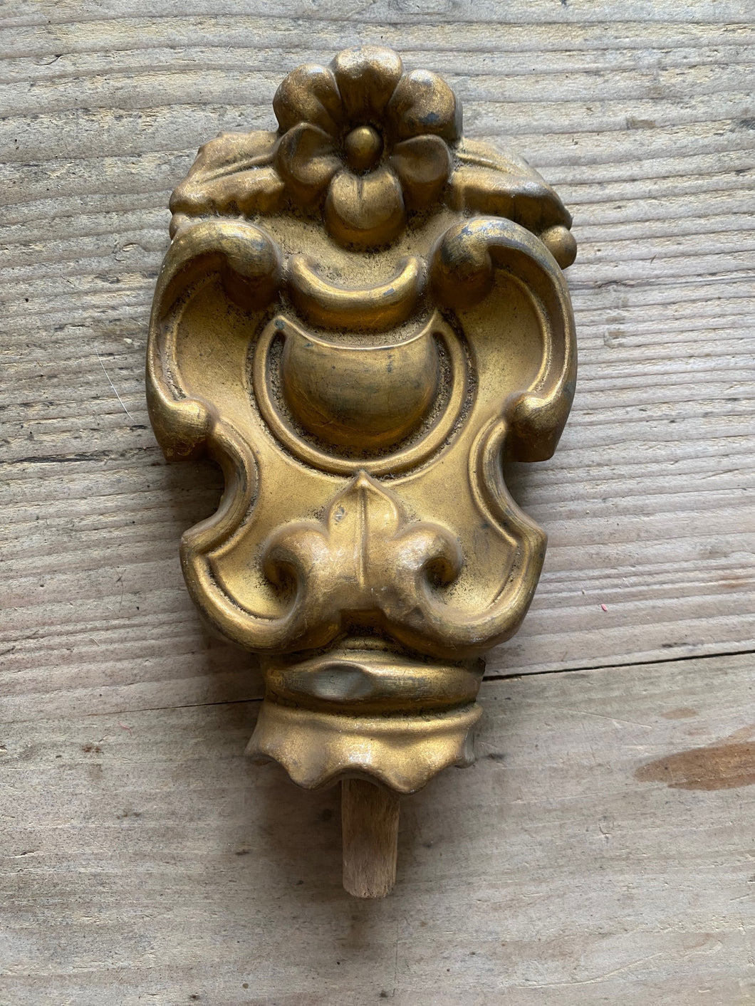 Gilt pressed metal decorative detail (II)
