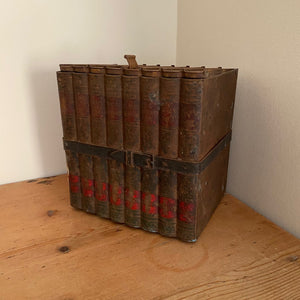 Figural tin: set of books Huntley & Palmer (?)