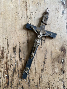Metal crucifix - medium