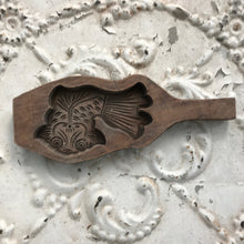 Load image into Gallery viewer, Oriental wooden mooncake fish mould S
