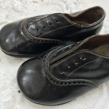 Load image into Gallery viewer, Pair of leather baby shoes
