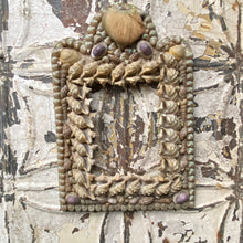 Load image into Gallery viewer, Sailor&#39;s valentine shellwork frame (L)
